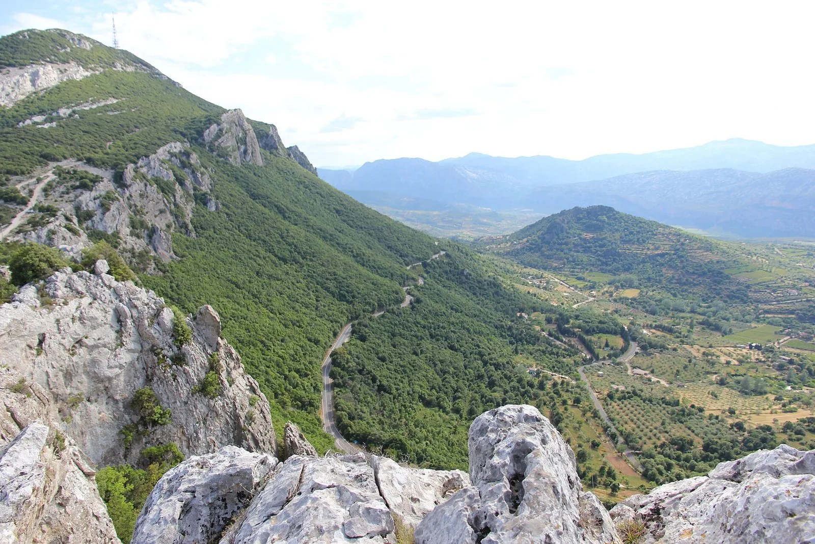 La SS125 Orientale Sarda che sale tra i boschi nei pressi di Dorgali, vista dall'alto