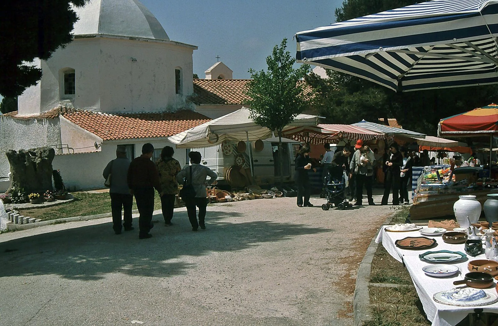 Il santuario campestre di San Francesco di Lula con la cupola bianca, le casette dei pellegrini e le bancarelle durante la festa